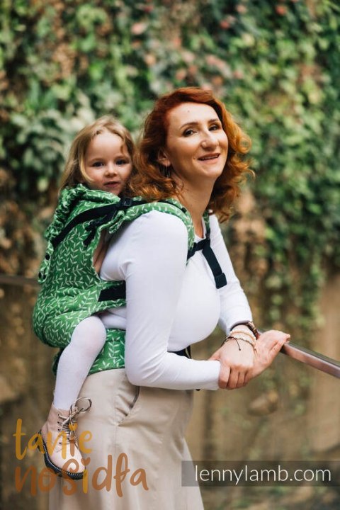 Nosidełko LennyPreschool z tkaniny żakardowej (54% bawełna, 46% TENCEL™), rozmiar preschool - ZACZAROWANY ZAKĄTEK - EVERGREEN