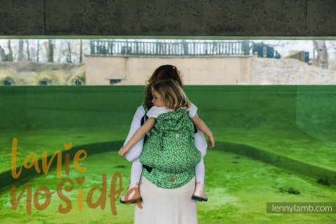 Nosidełko LennyPreschool z tkaniny żakardowej (54% bawełna, 46% TENCEL™), rozmiar preschool - ZACZAROWANY ZAKĄTEK - EVERGREEN
