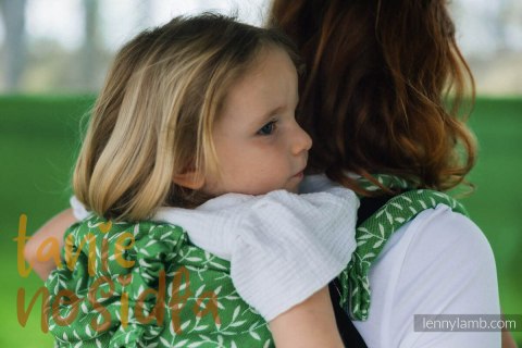 Nosidełko LennyPreschool z tkaniny żakardowej (54% bawełna, 46% TENCEL™), rozmiar preschool - ZACZAROWANY ZAKĄTEK - EVERGREEN