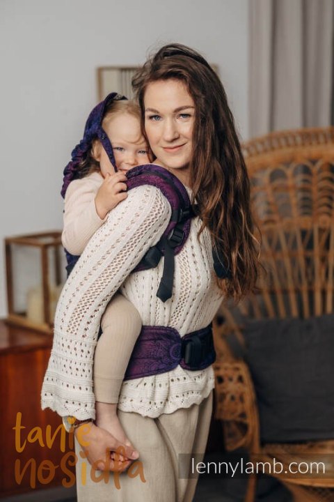 Nosidełko LennyPreschool z tkaniny żakardowej 100% bawełna, rozmiar preschool - DZIKIE WINO - BOUQUET Nosidełko LennyPreschool z tkaniny żakardowej 100% bawełna, rozmiar preschool - DZIKIE WINO - BOUQUET